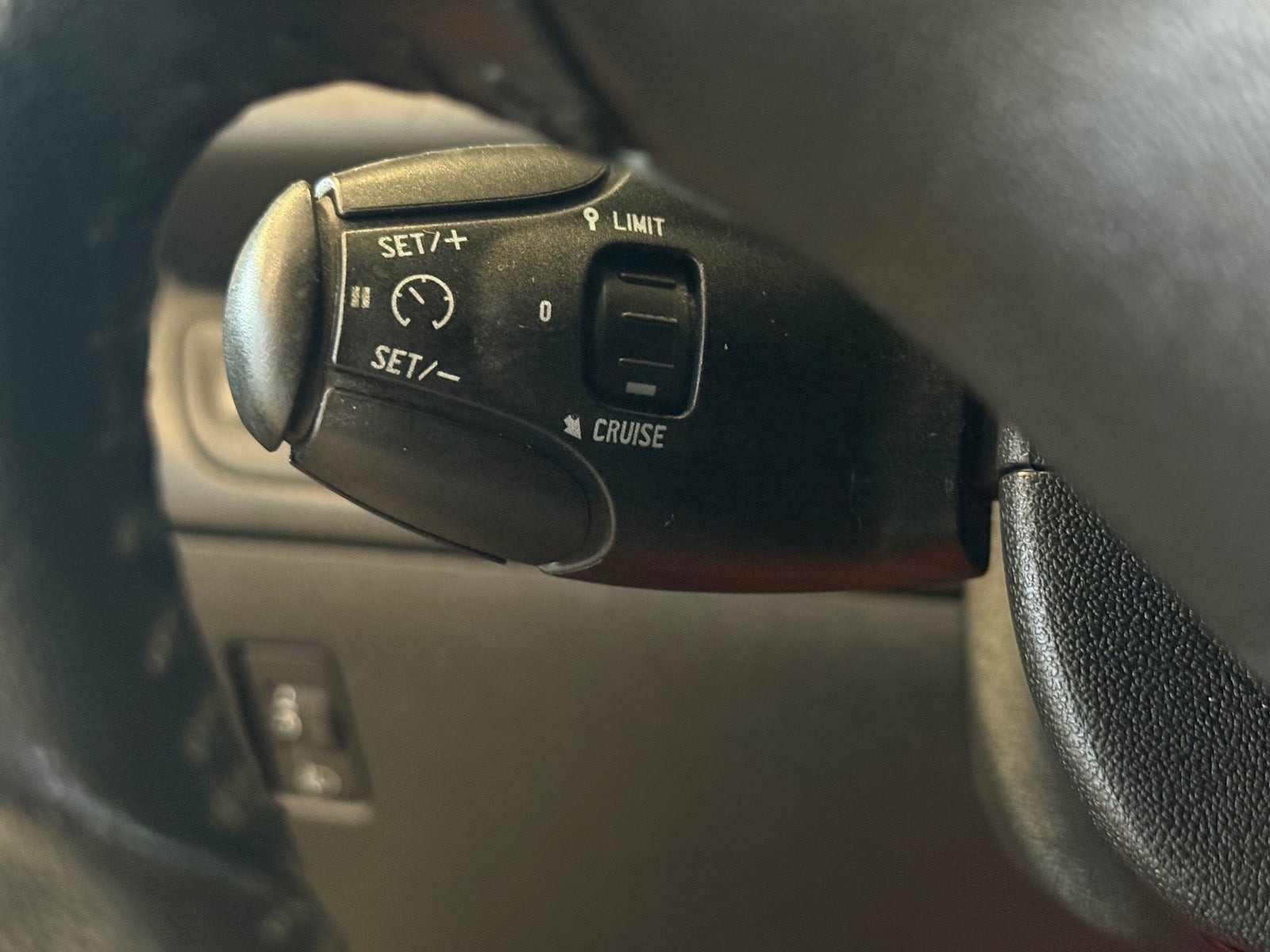 Grå Peugeot 208 fra 2014