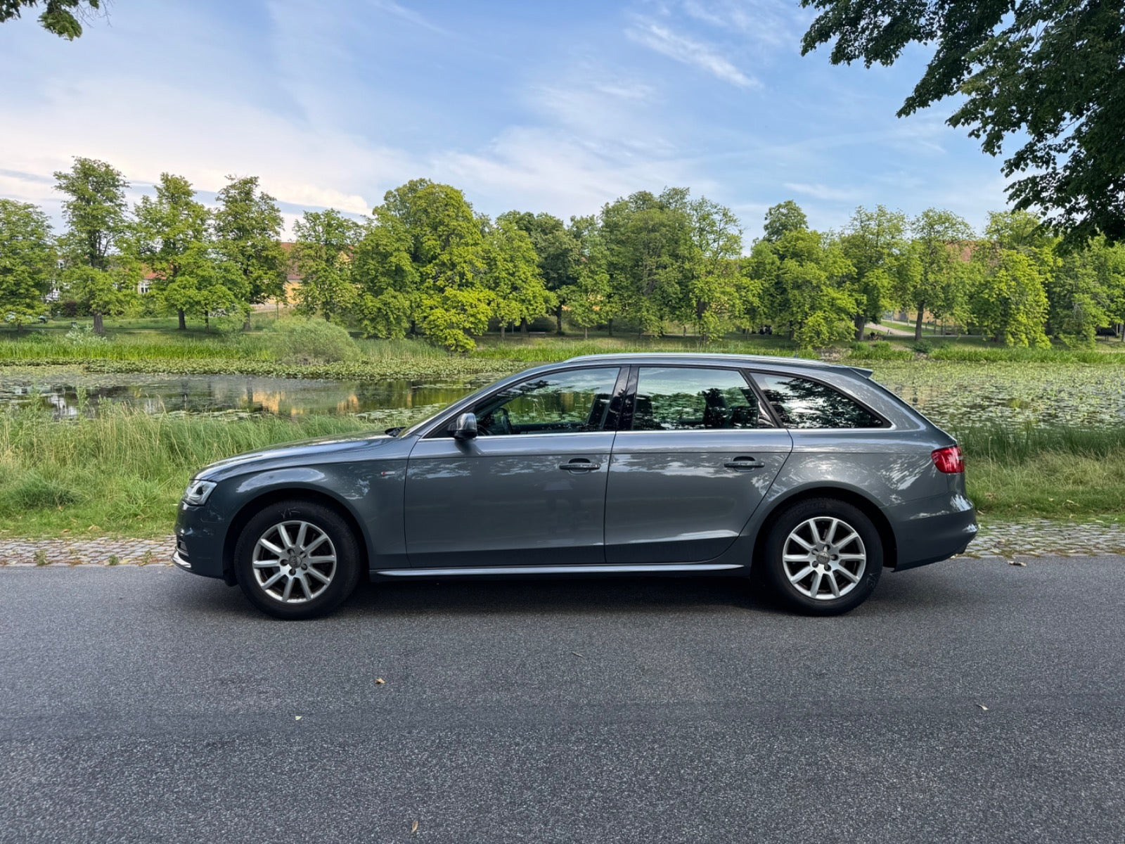 Grå Audi A4 fra 2015