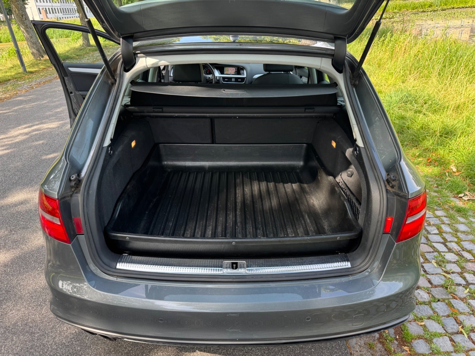 Grå Audi A4 fra 2015