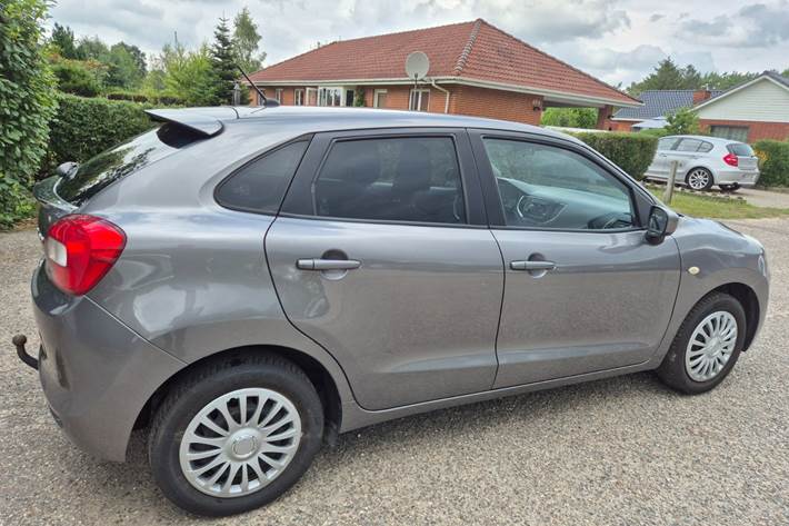 Grøn Suzuki Baleno fra 2016