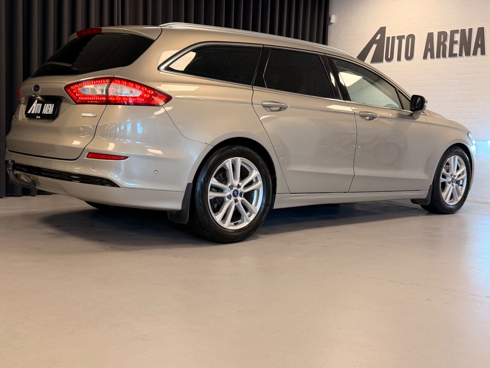 Orange Ford Mondeo fra 2015