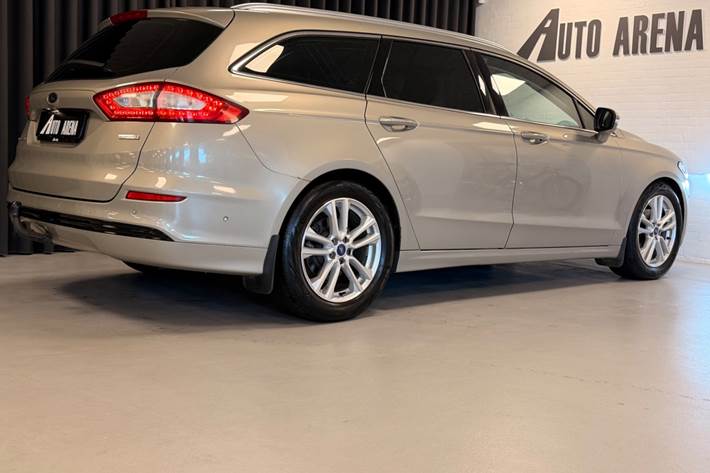 Orange Ford Mondeo fra 2015
