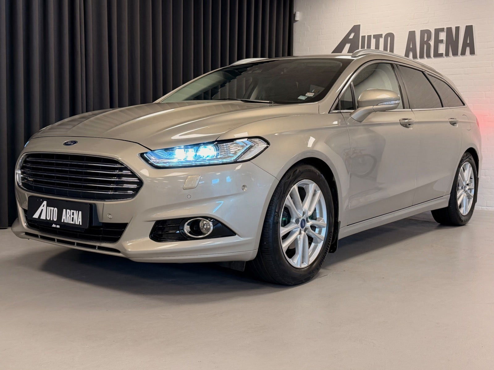 Orange Ford Mondeo fra 2015