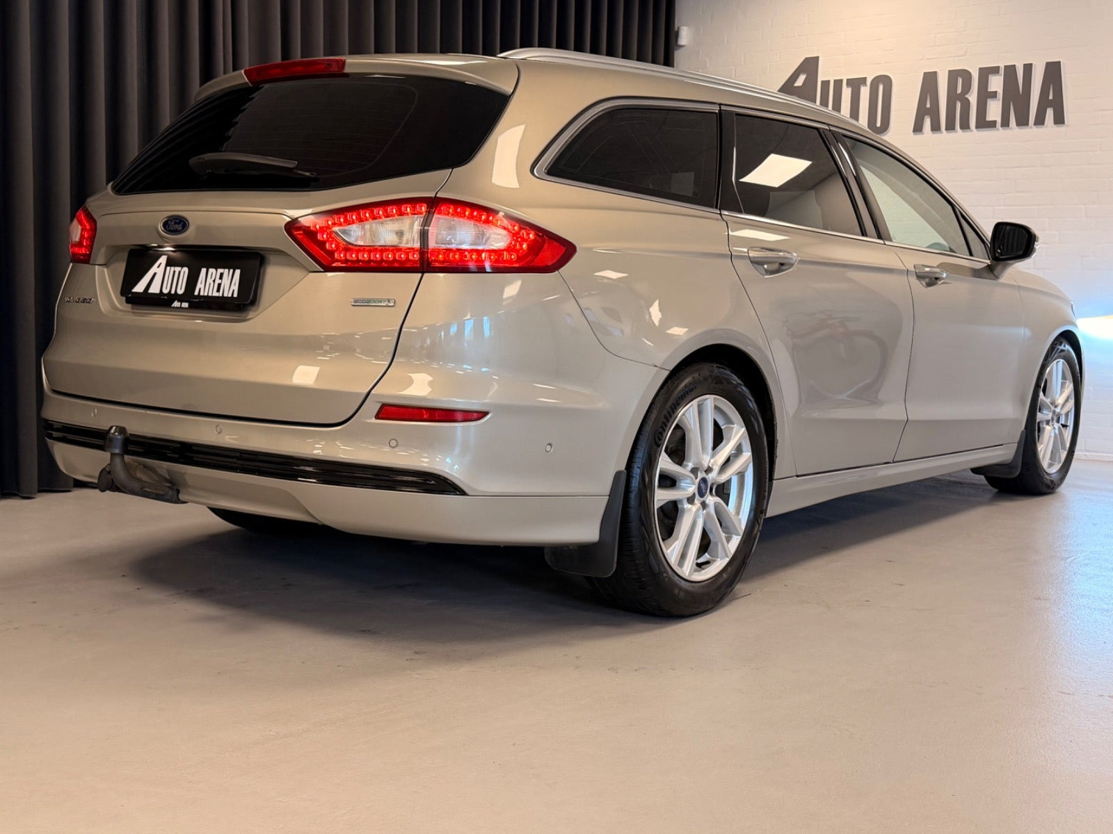 Orange Ford Mondeo fra 2015