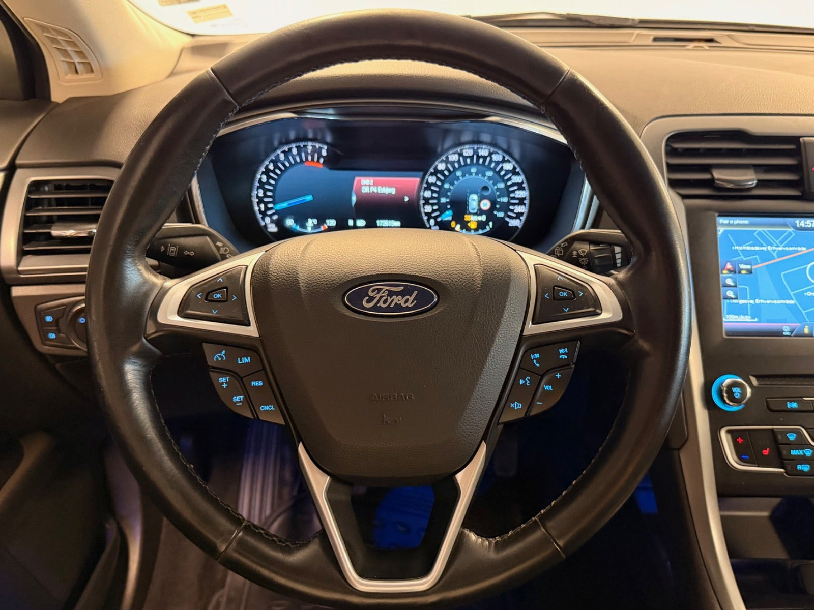 Orange Ford Mondeo fra 2015