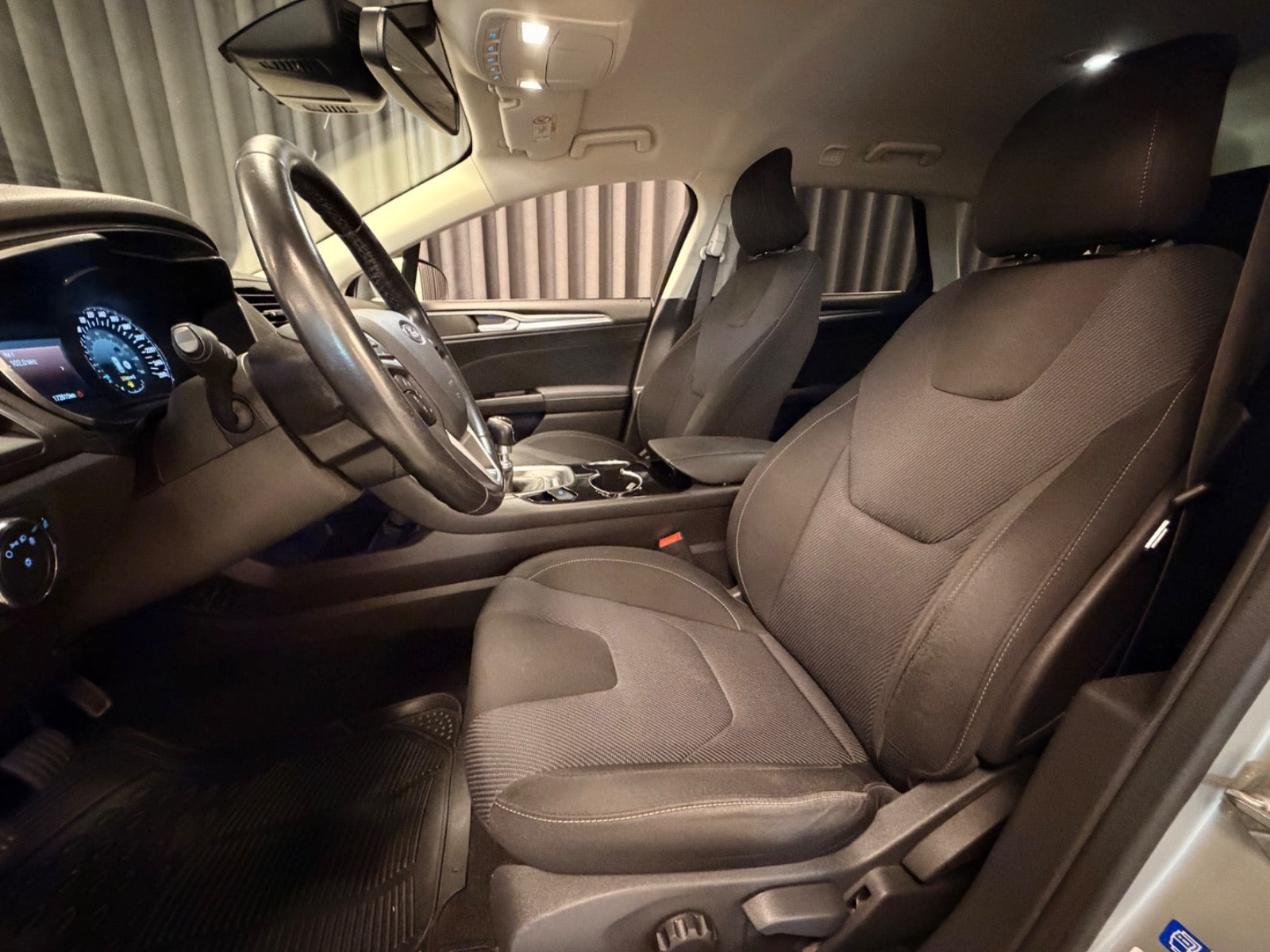Orange Ford Mondeo fra 2015