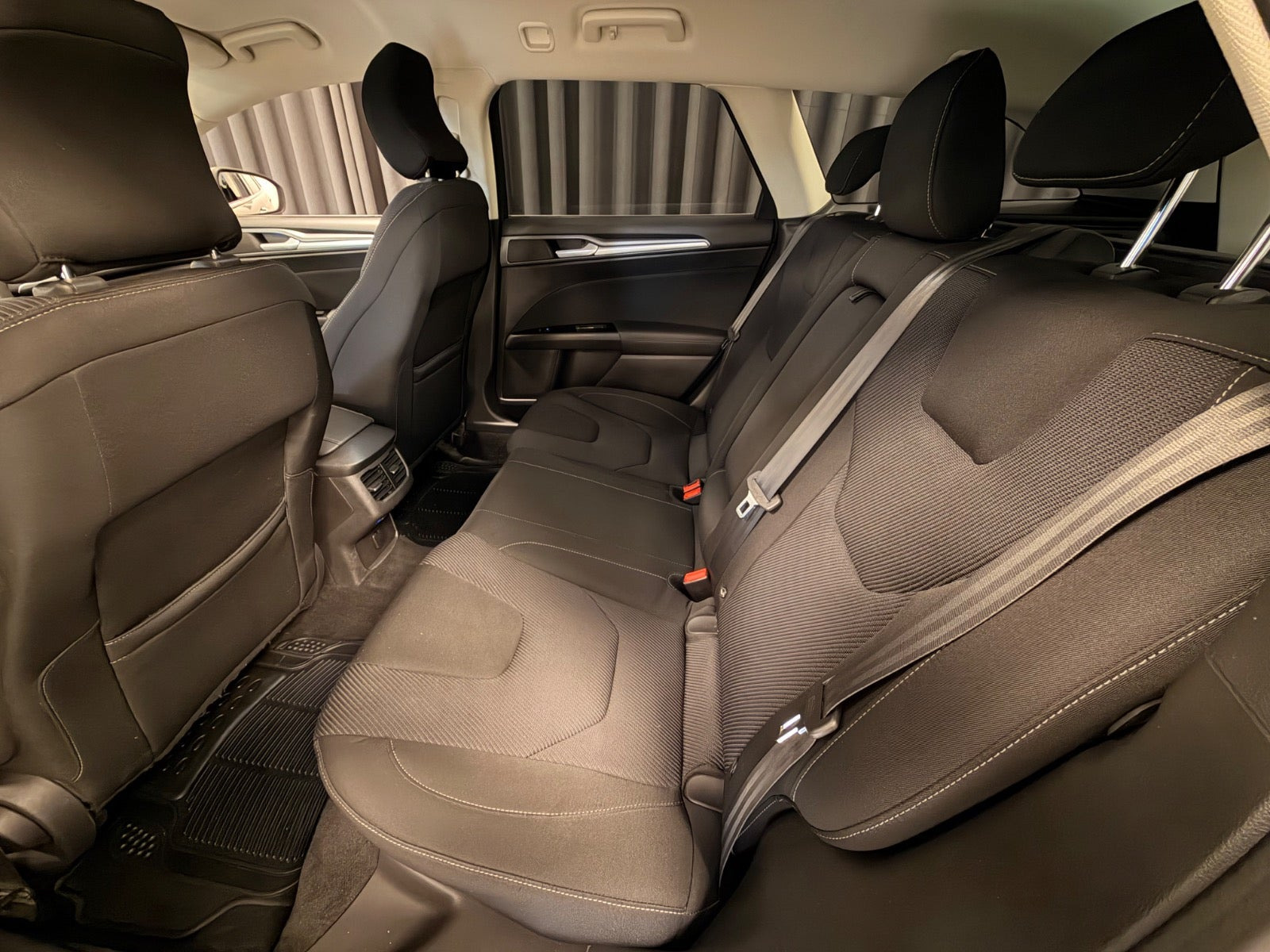 Orange Ford Mondeo fra 2015
