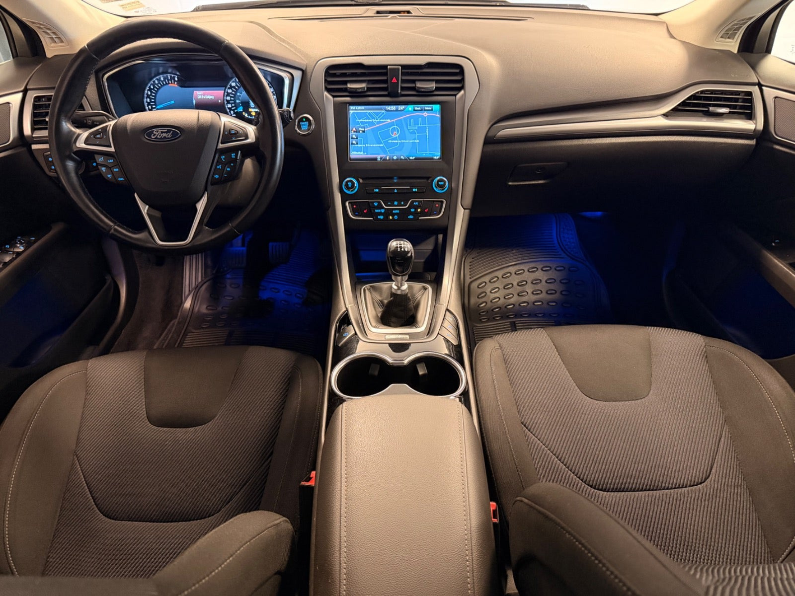 Orange Ford Mondeo fra 2015
