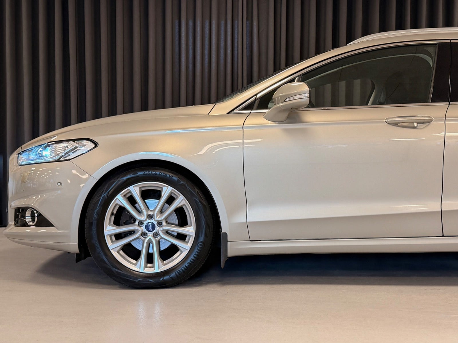 Orange Ford Mondeo fra 2015