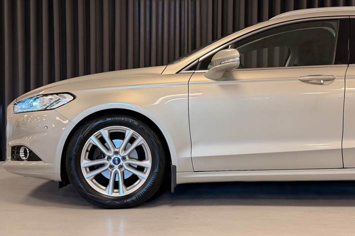 Orange Ford Mondeo fra 2015