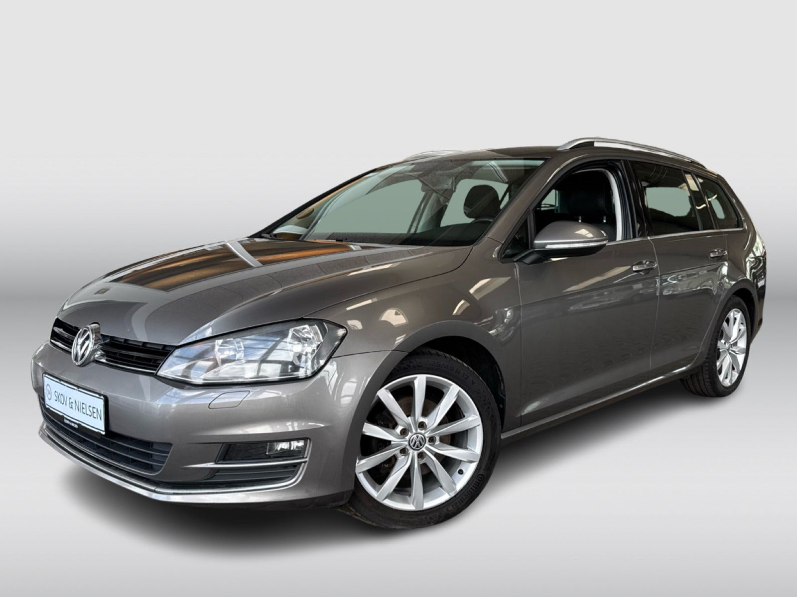 Grå VW Golf VII fra 2014 set udefra