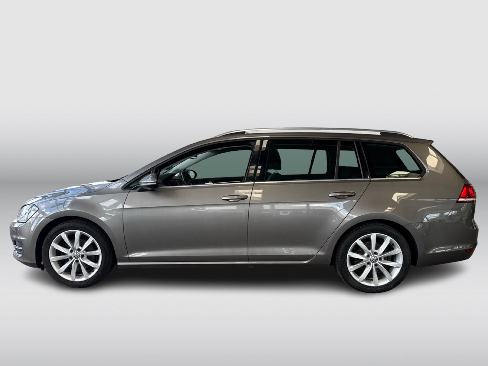 Grå VW Golf VII fra 2014