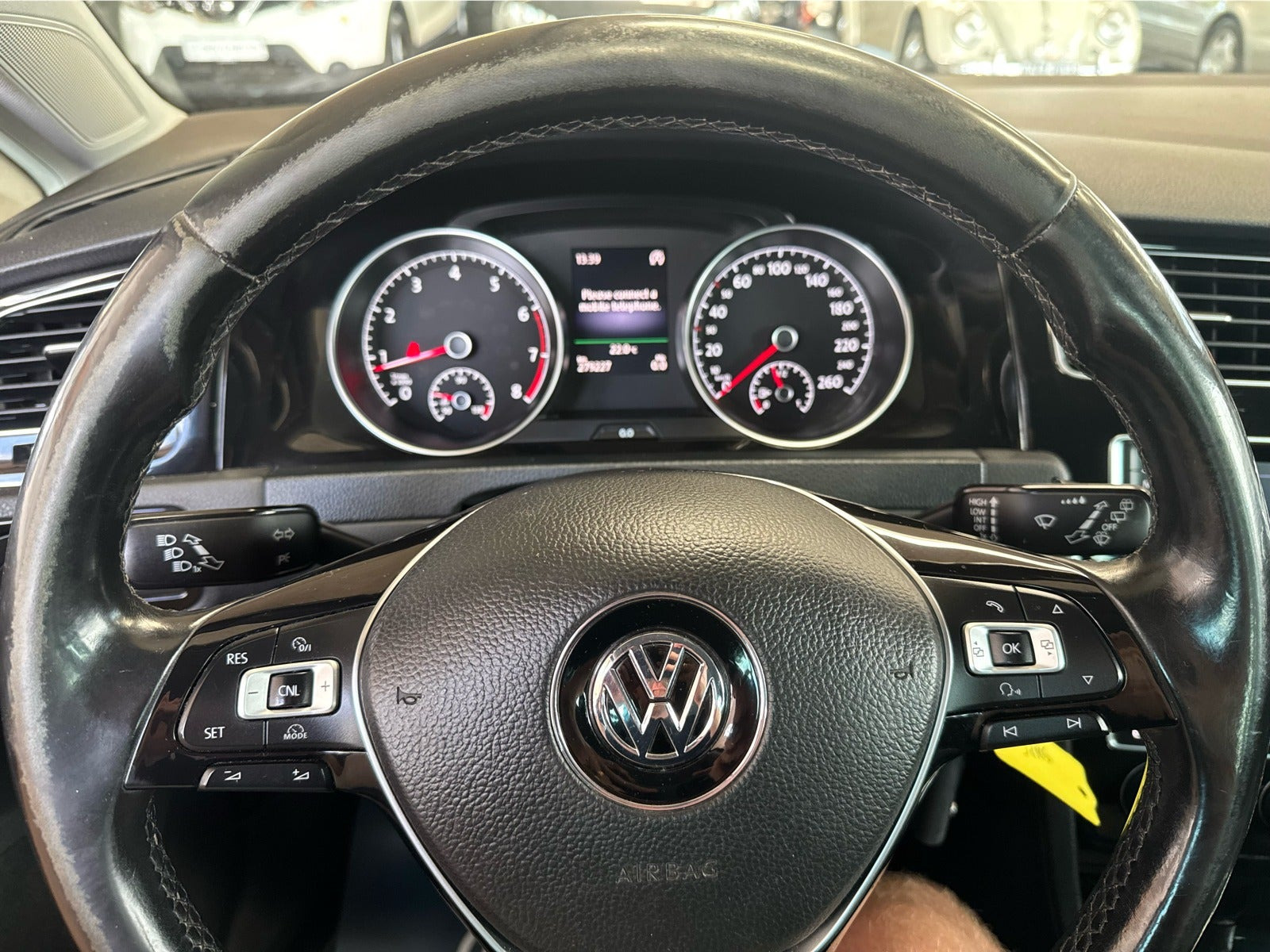 Grå VW Golf VII fra 2014