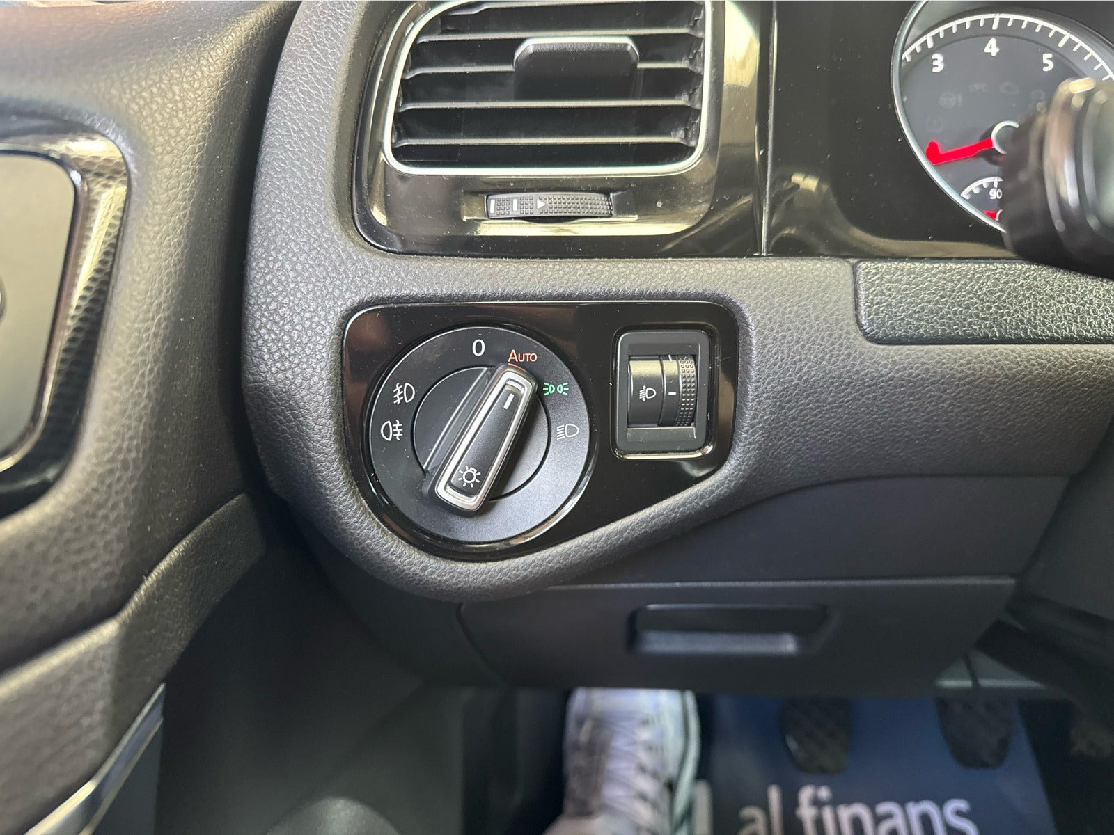 Grå VW Golf VII fra 2014