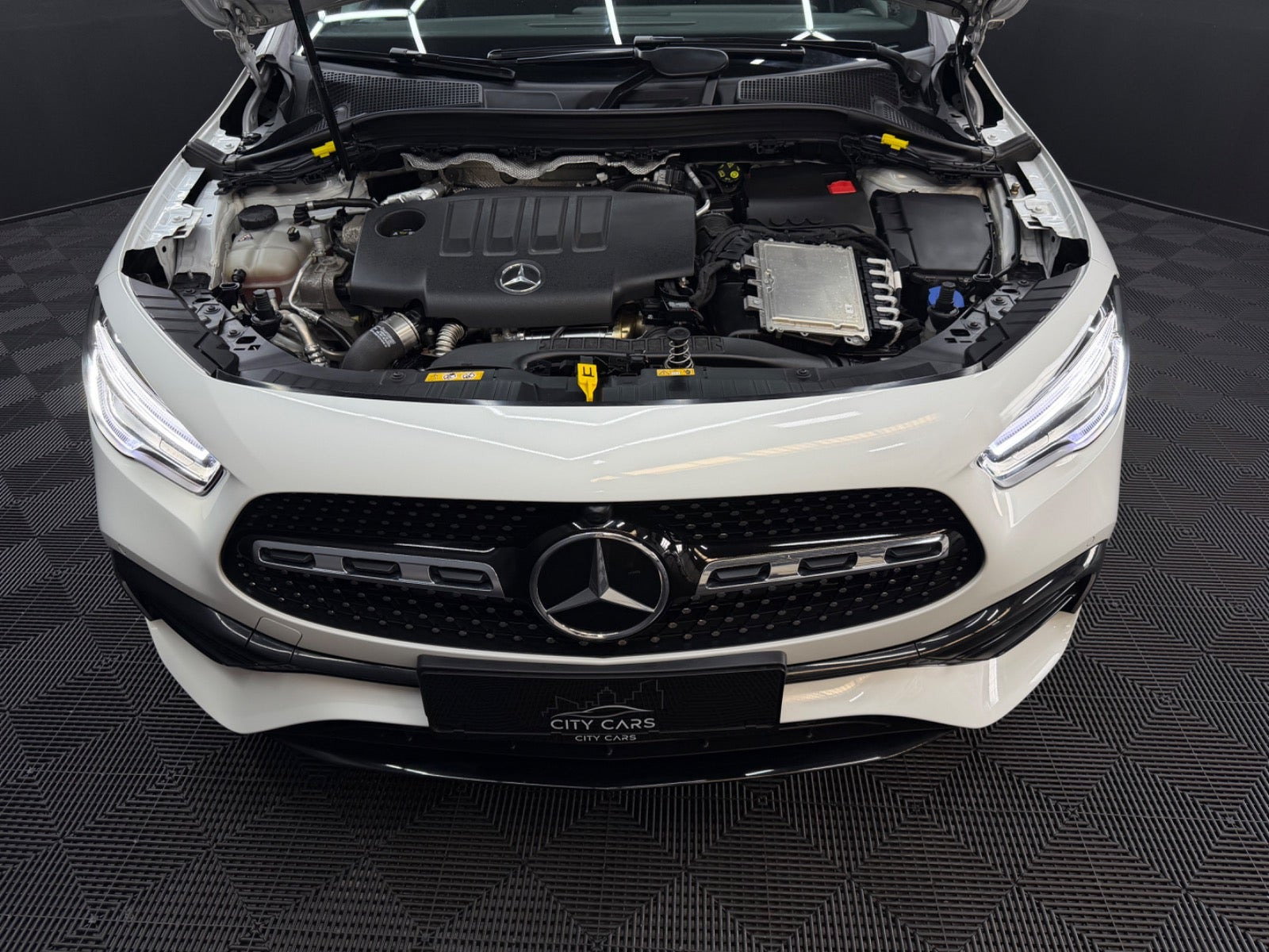 Hvid Mercedes GLA200 d fra 2021