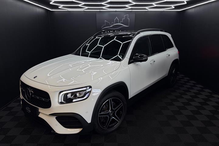 Hvid Mercedes GLB250 fra 2020 set udefra