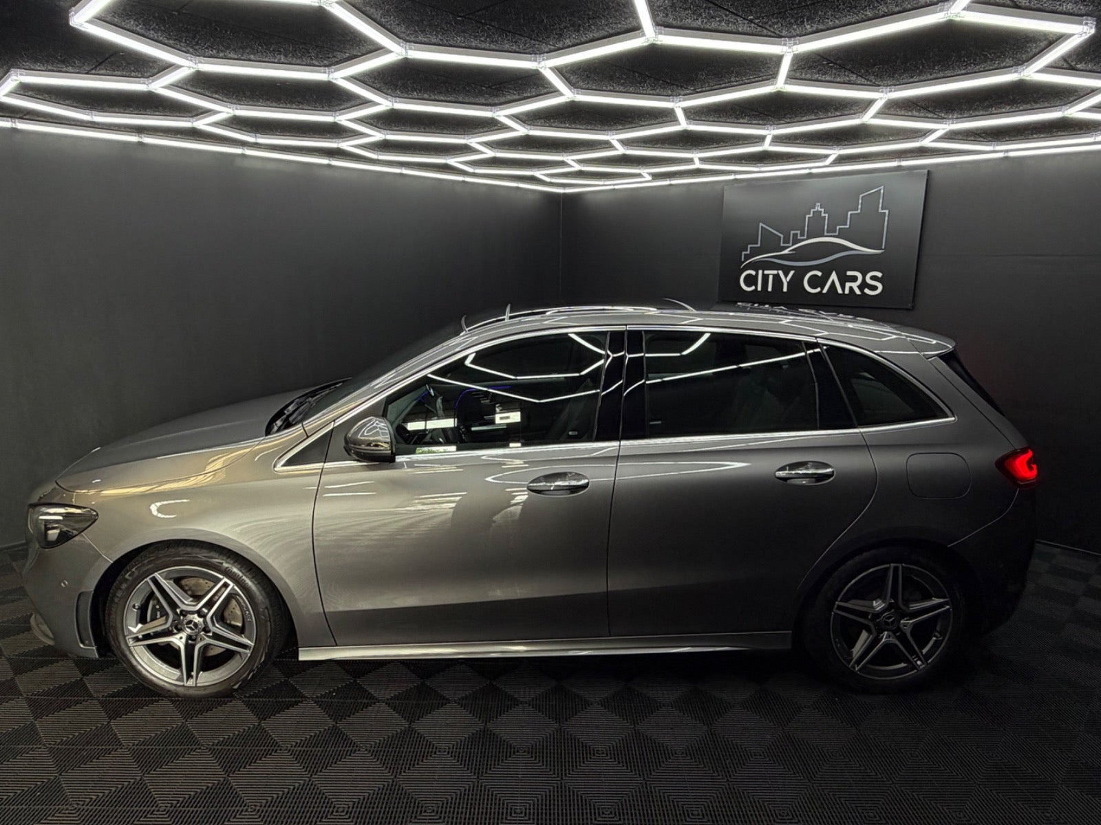 Grå Mercedes B220 d fra 2022