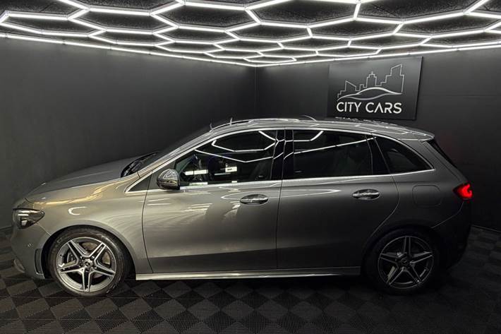 Grå Mercedes B220 d fra 2022