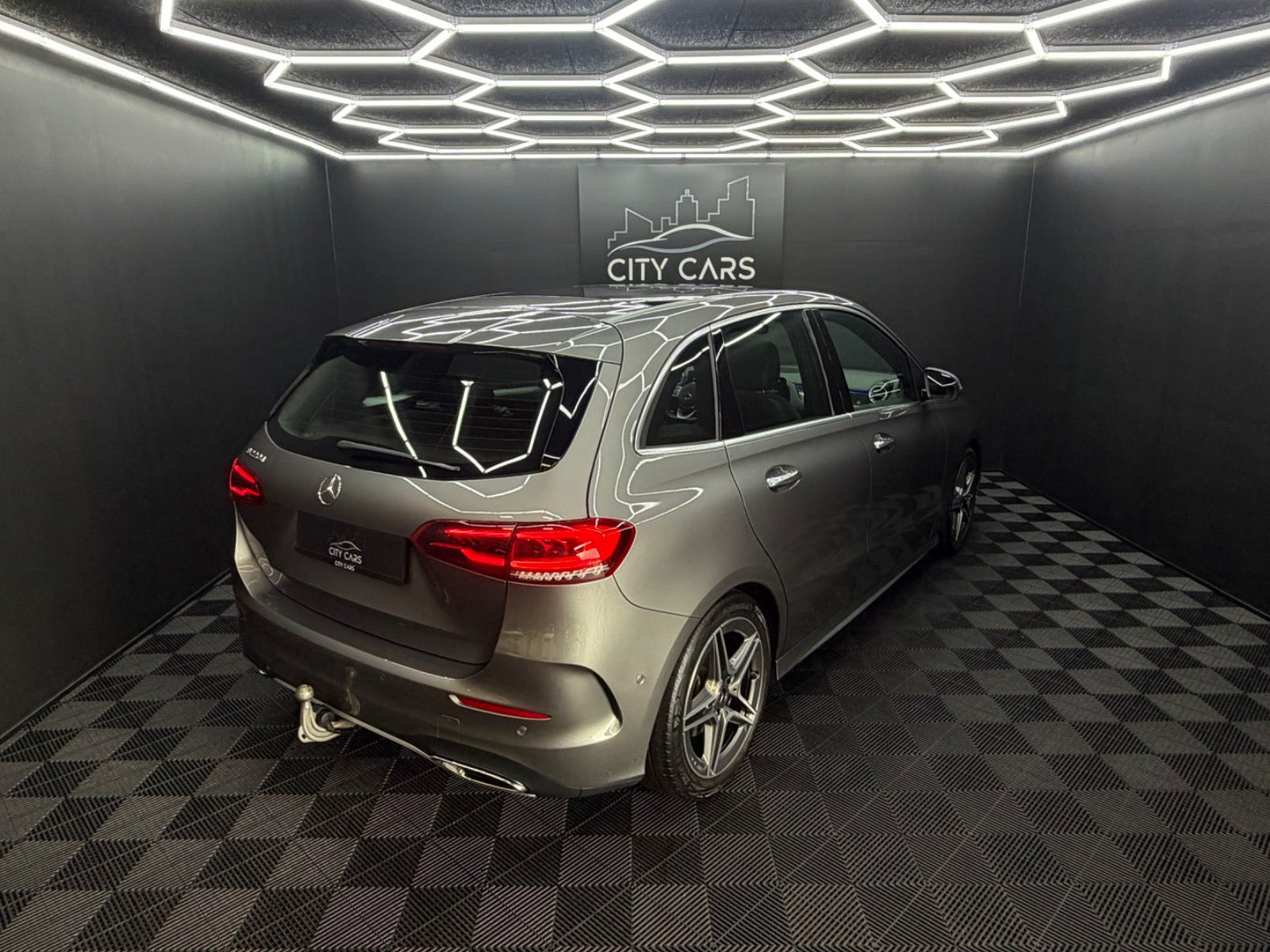 Grå Mercedes B220 d fra 2022