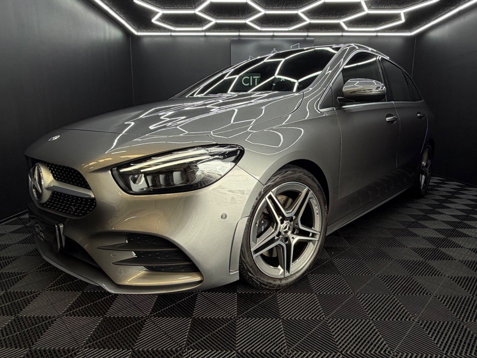 Grå Mercedes B220 d fra 2022