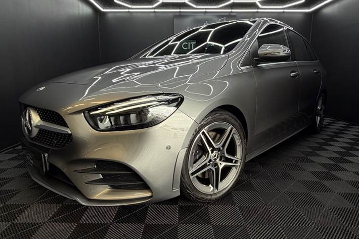 Grå Mercedes B220 d fra 2022