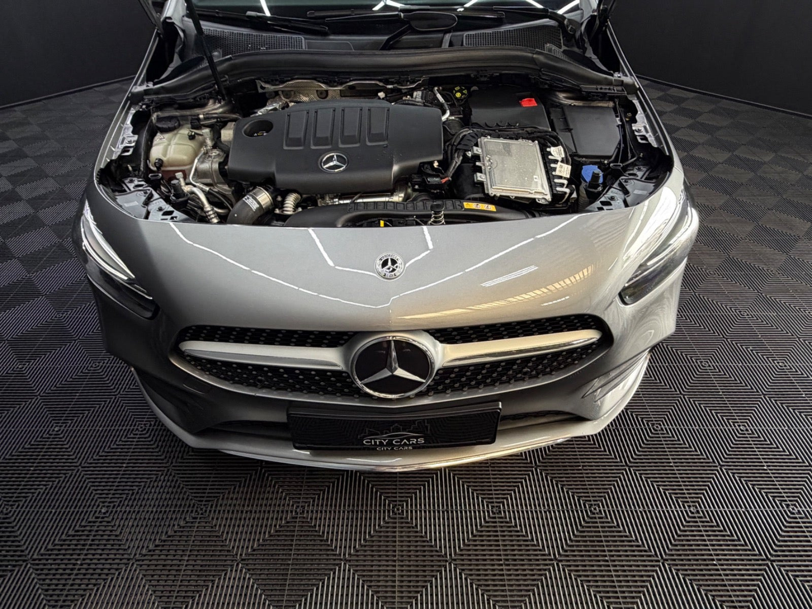 Grå Mercedes B220 d fra 2022