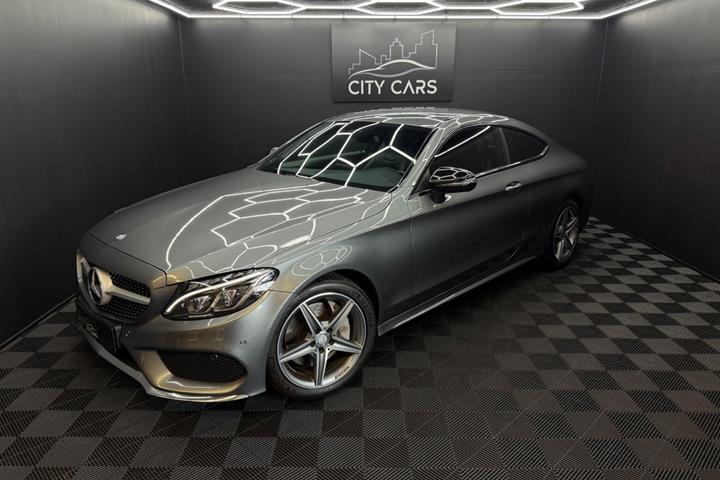Grå Mercedes C300 fra 2016 set udefra