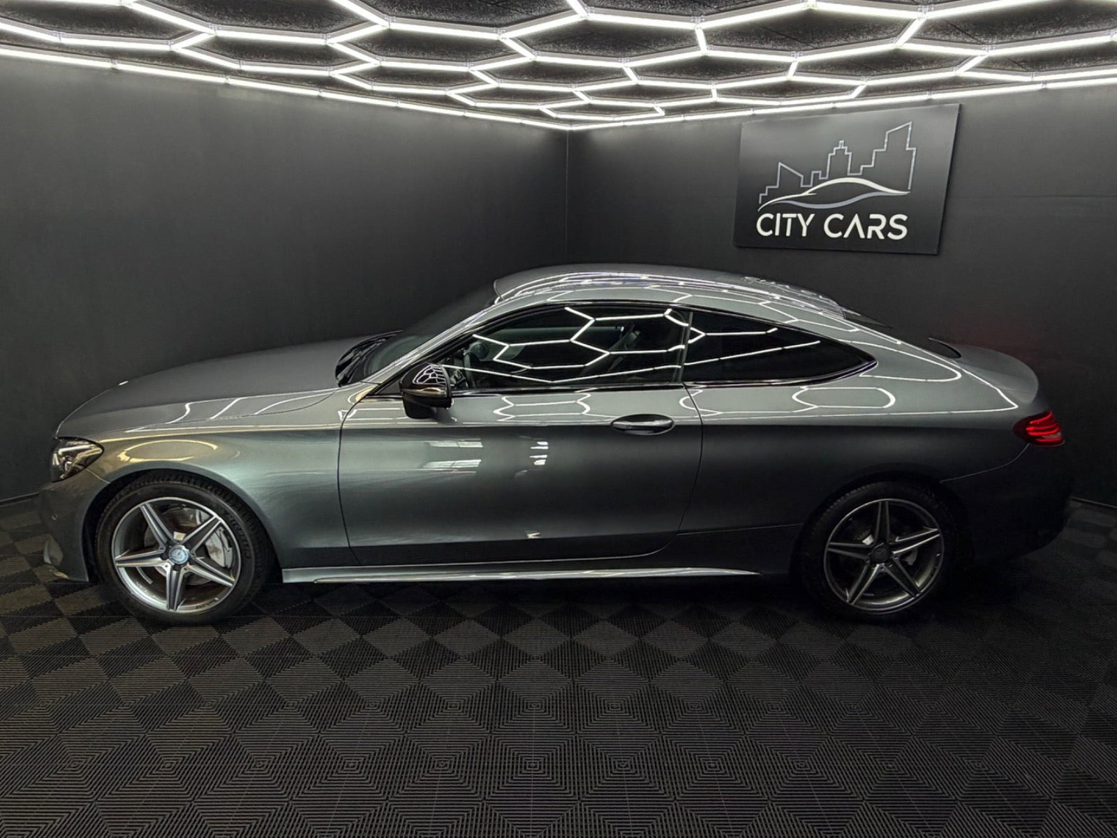 Grå Mercedes C300 fra 2016