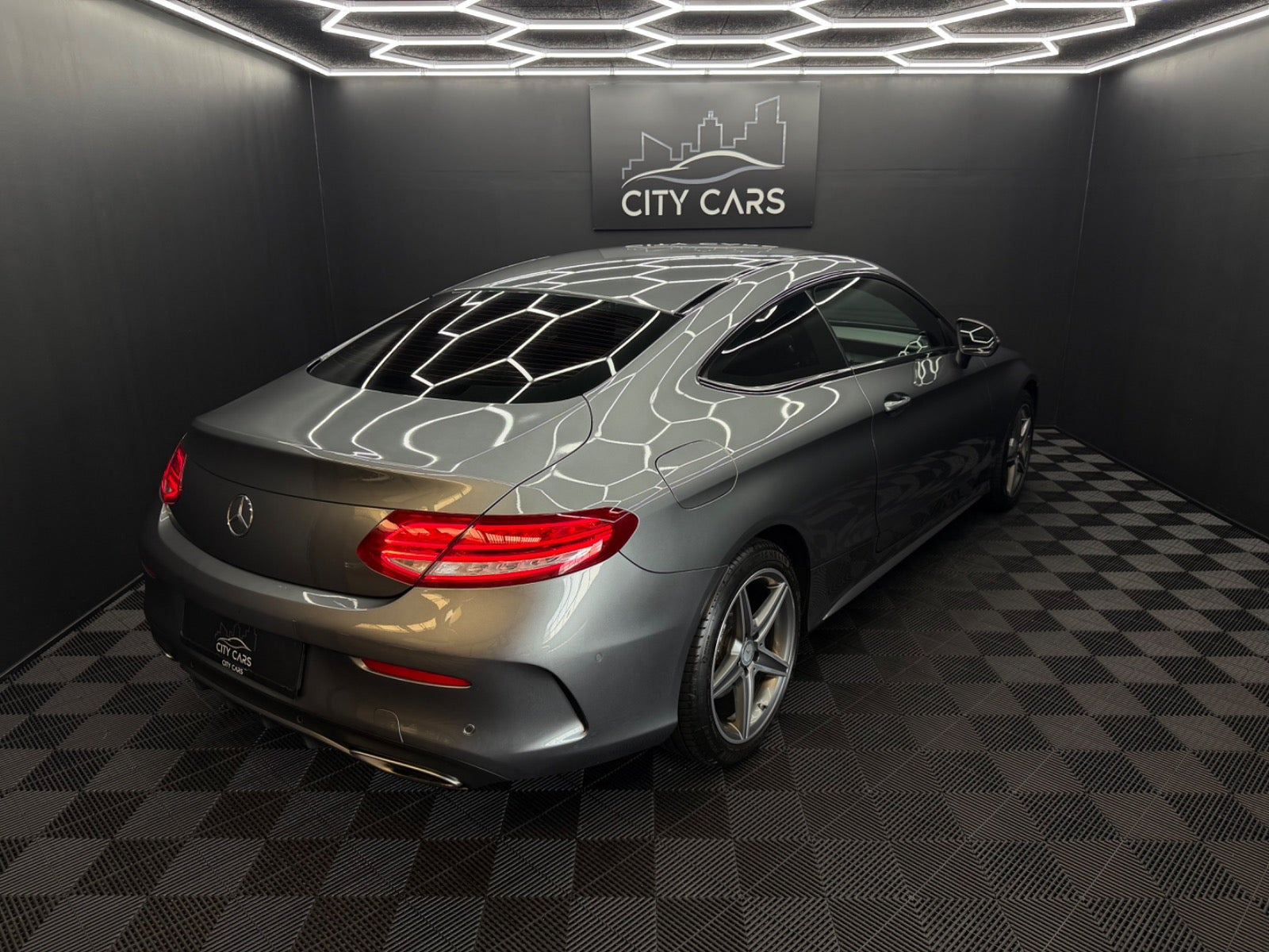 Grå Mercedes C300 fra 2016