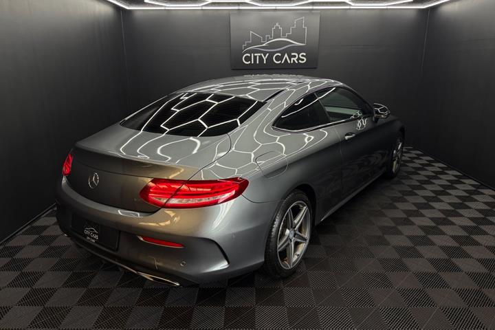 Grå Mercedes C300 fra 2016
