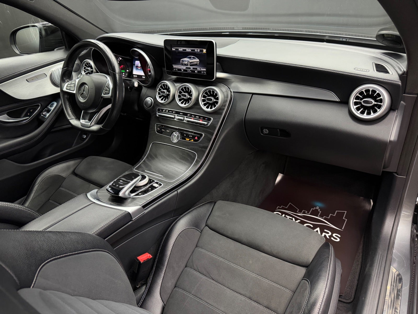 Grå Mercedes C300 fra 2016