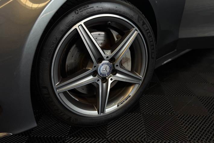 Grå Mercedes C300 fra 2016