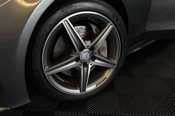 Grå Mercedes C300 fra 2016