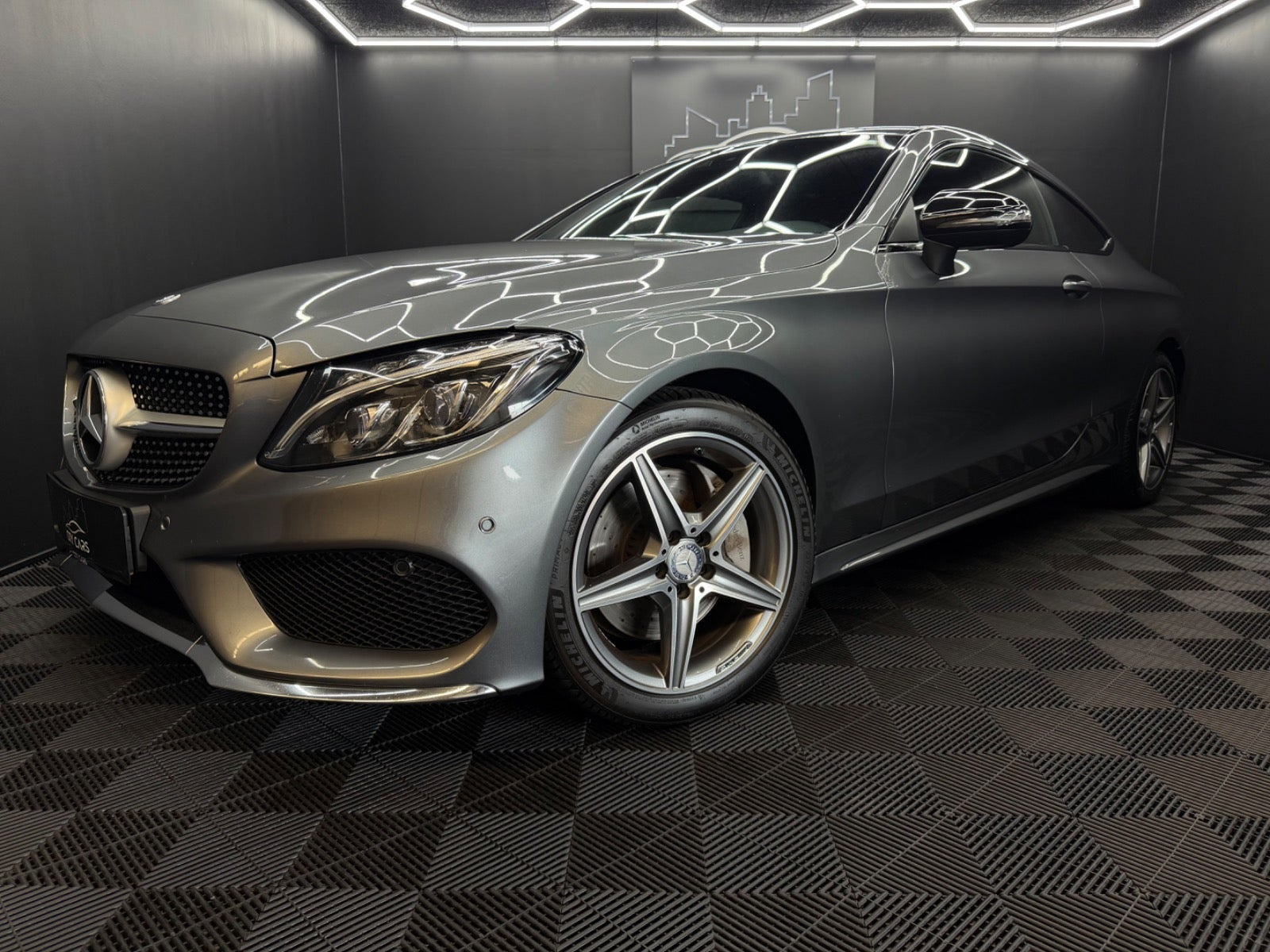Grå Mercedes C300 fra 2016