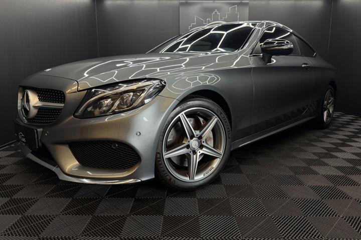 Grå Mercedes C300 fra 2016
