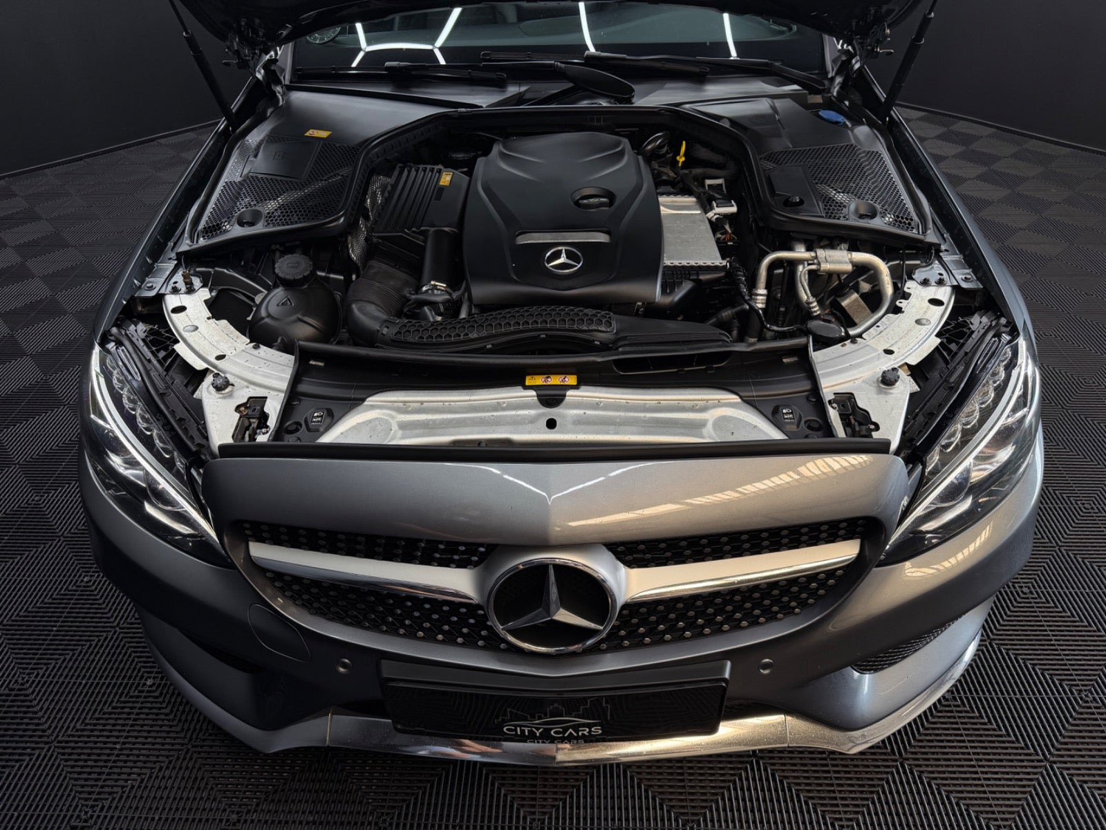 Grå Mercedes C300 fra 2016