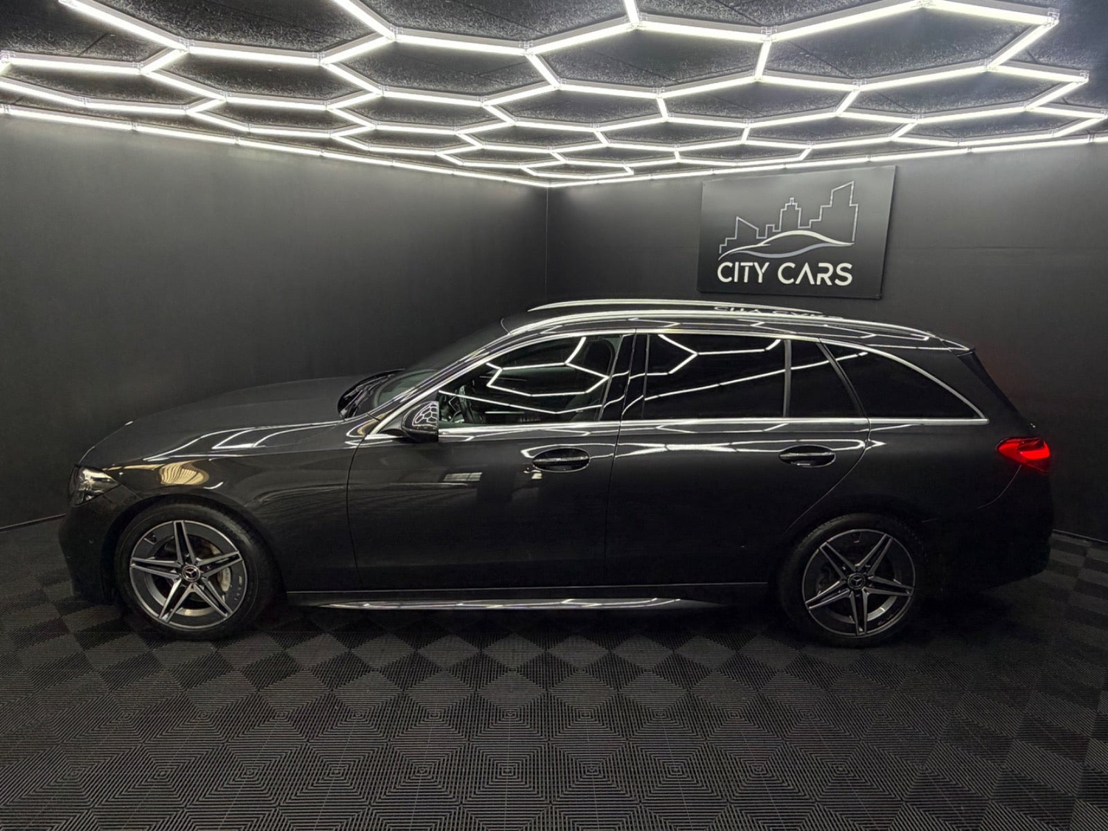 Grå Mercedes C300 d fra 2022