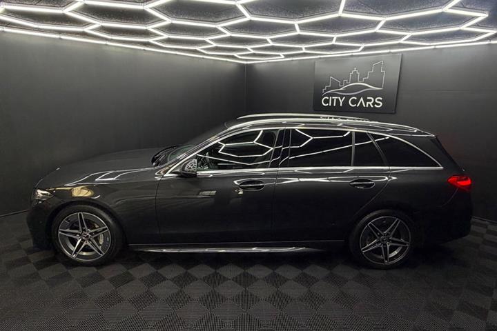 Grå Mercedes C300 d fra 2022