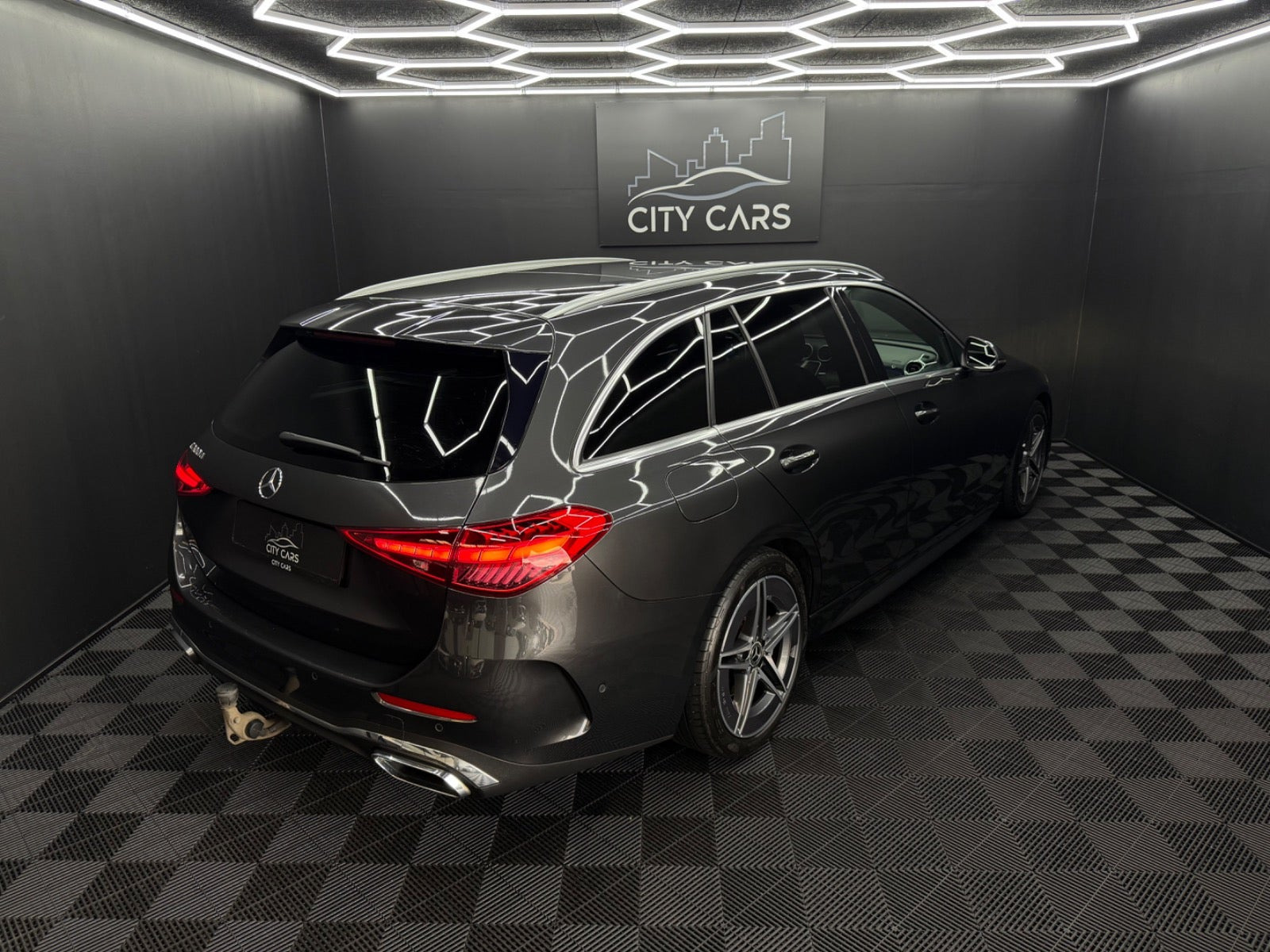 Grå Mercedes C300 d fra 2022