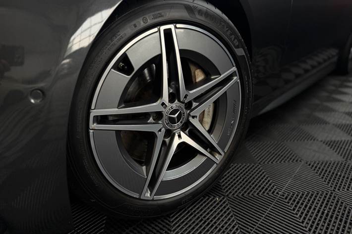 Grå Mercedes C300 d fra 2022