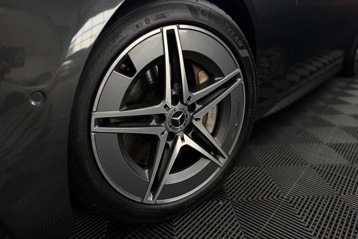 Grå Mercedes C300 d fra 2022