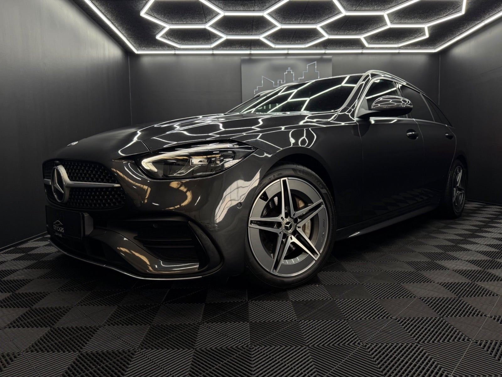 Grå Mercedes C300 d fra 2022