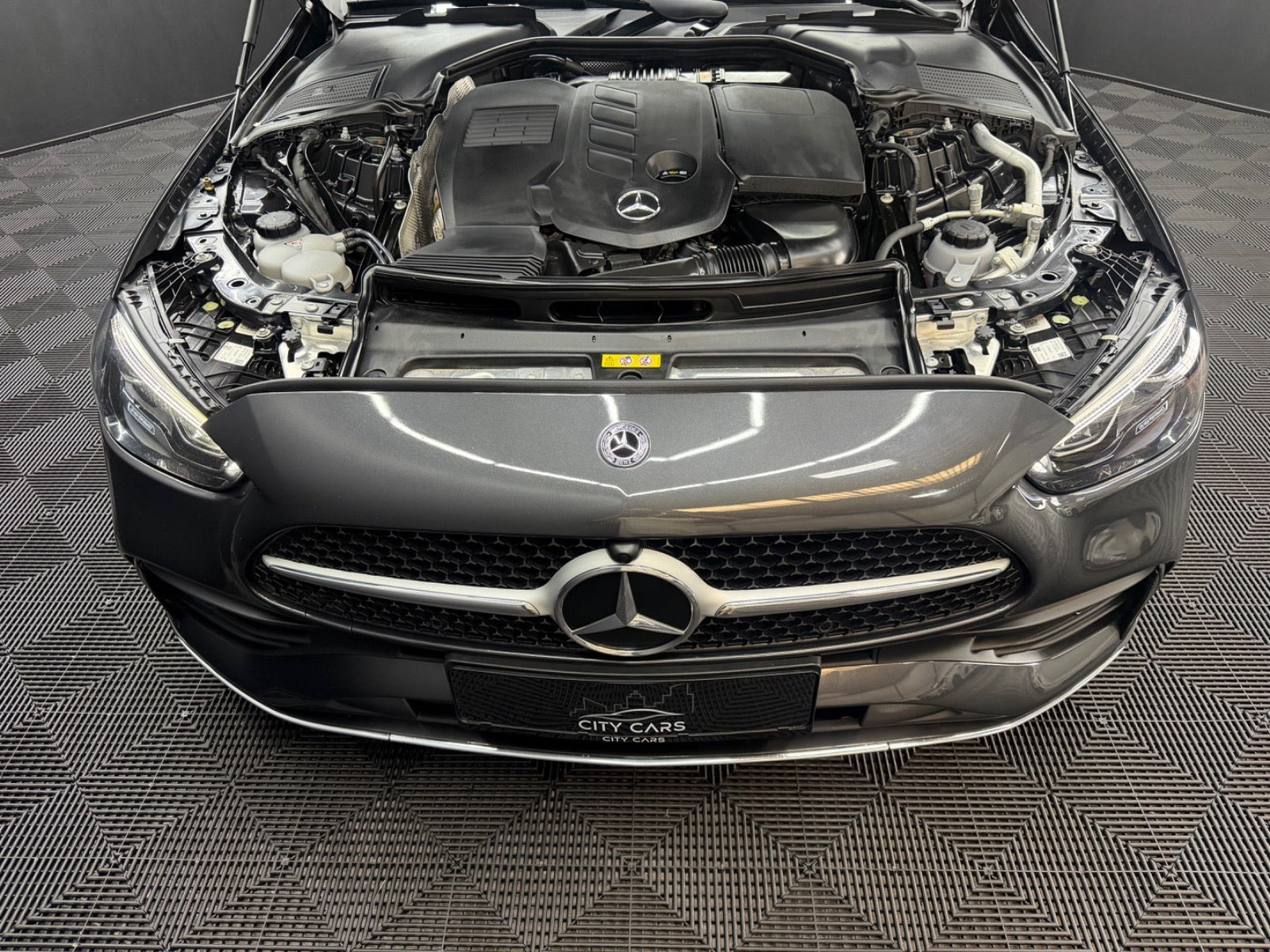 Grå Mercedes C300 d fra 2022