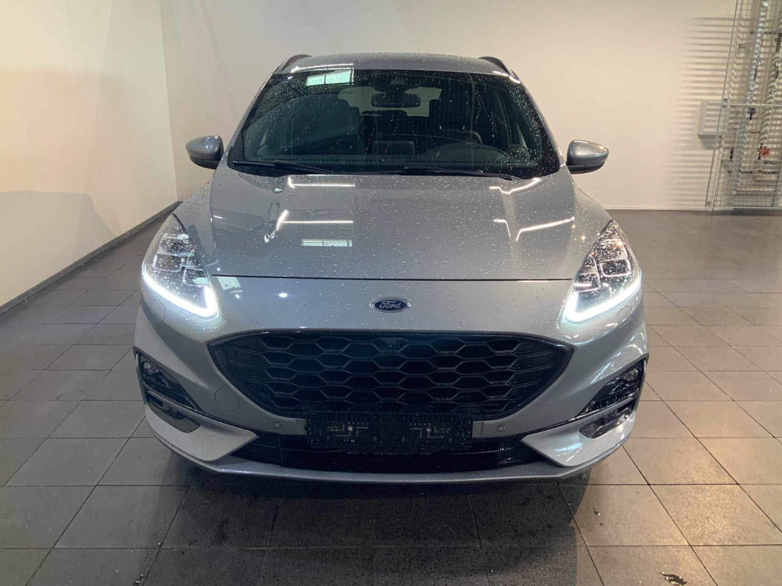 Grå Ford Kuga fra 2021