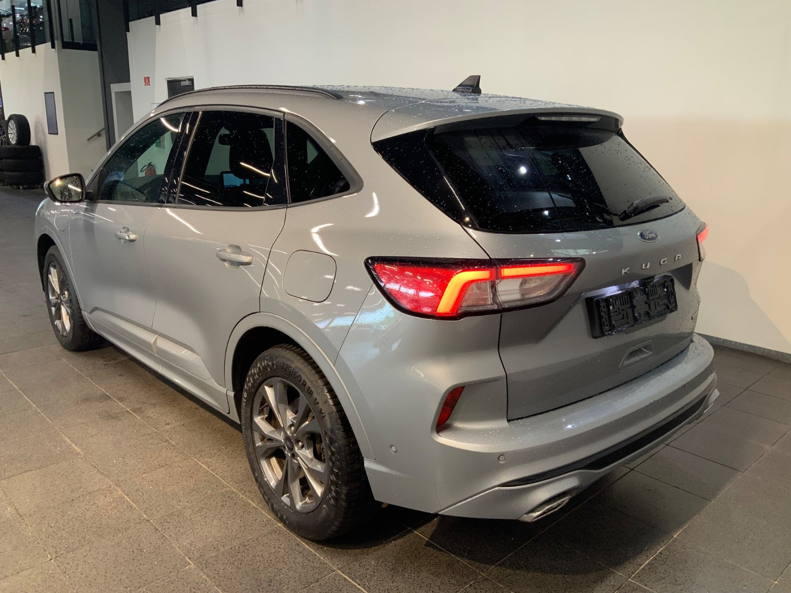 Grå Ford Kuga fra 2021