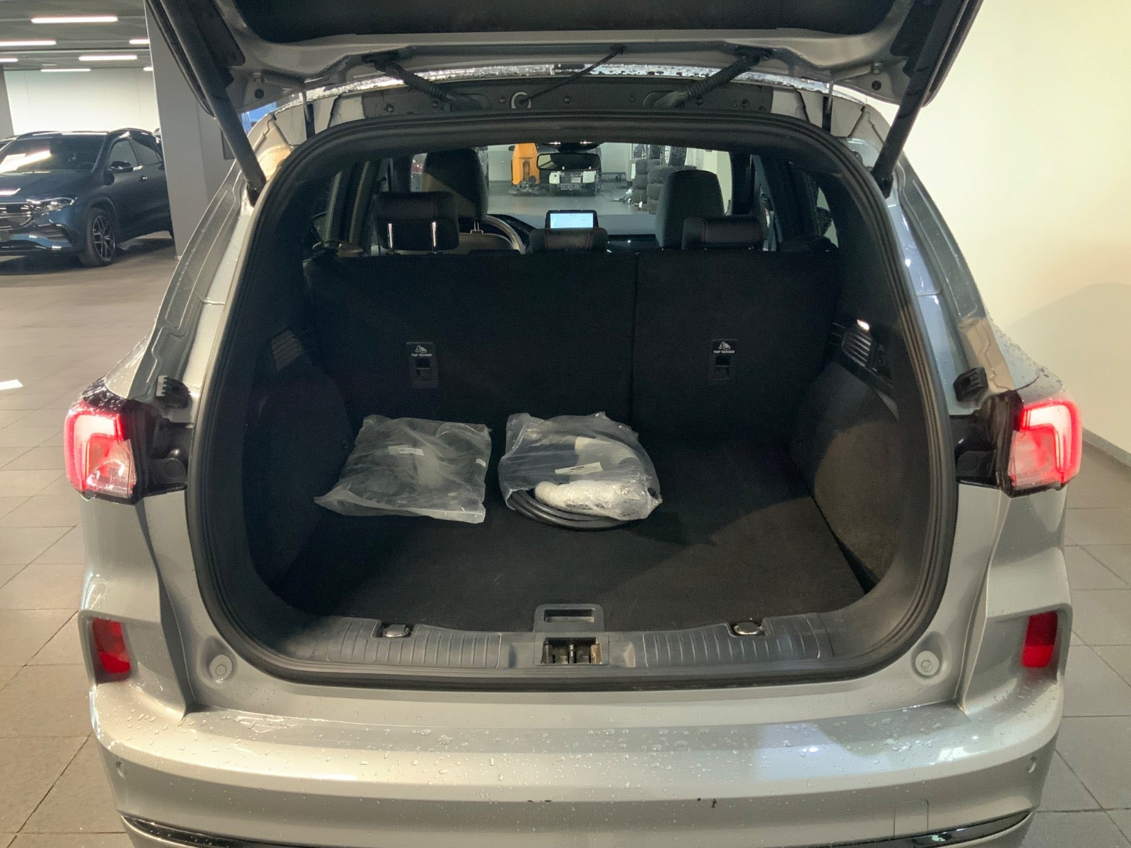 Grå Ford Kuga fra 2021