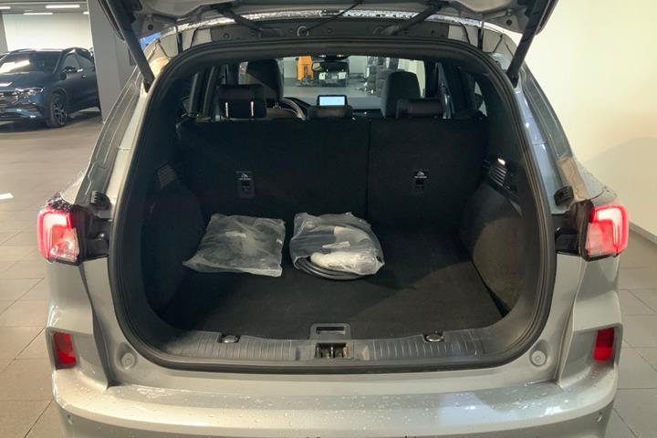 Grå Ford Kuga fra 2021