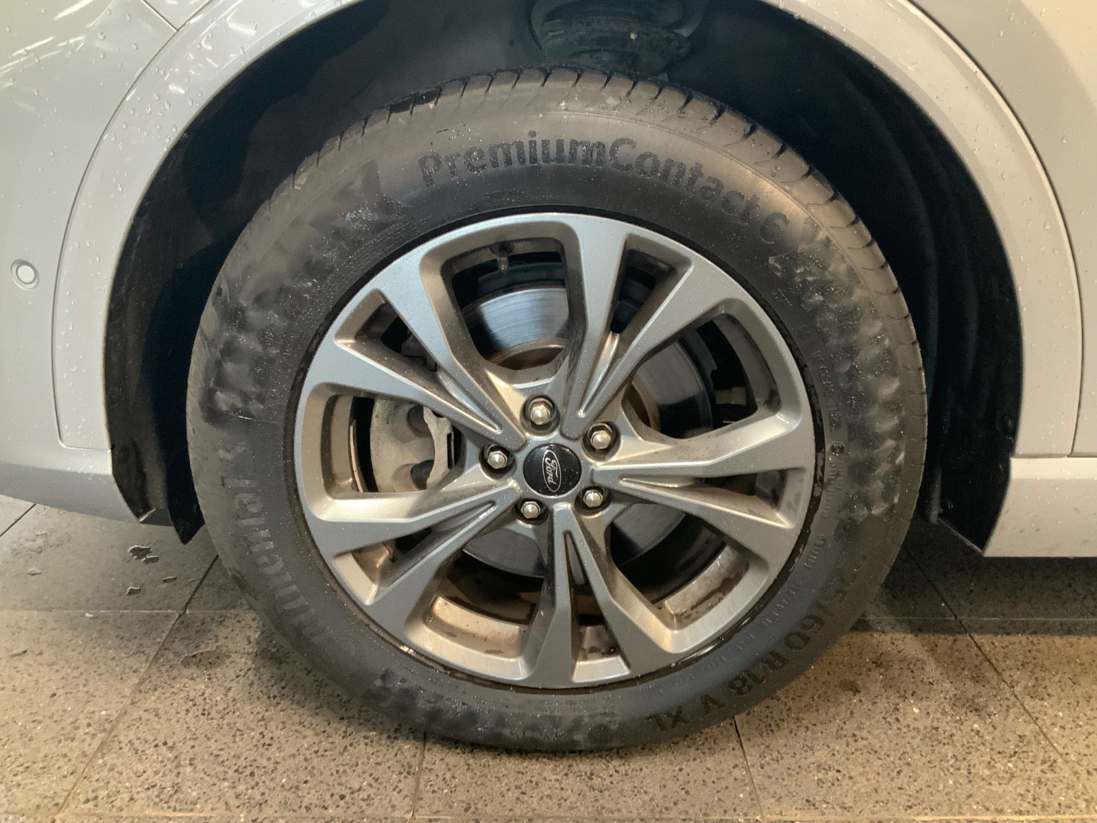 Grå Ford Kuga fra 2021