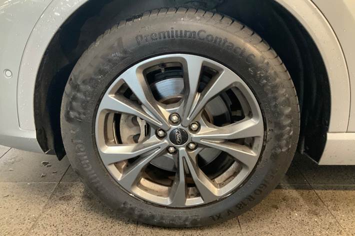 Grå Ford Kuga fra 2021
