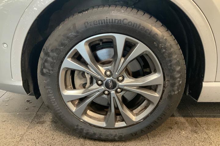 Grå Ford Kuga fra 2021